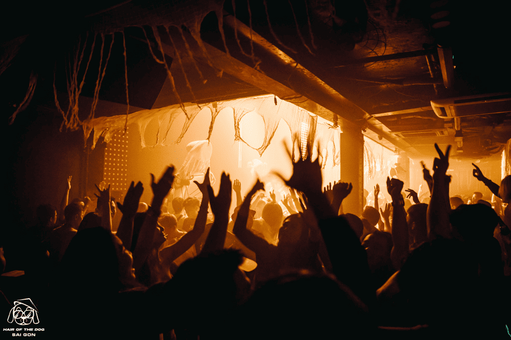 Everyone gets lost in the rhythm, dancing the night away (Source: Fanpage Hair Of The Dog Club Saigon)